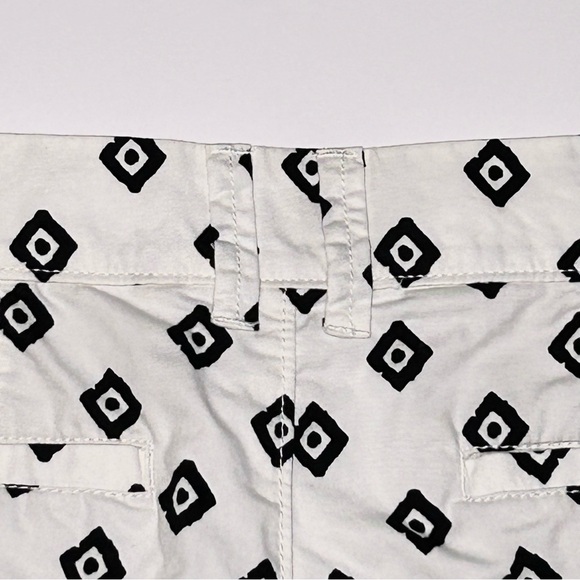 Old Navy Geometric Chino Shortie Shorts Black White Women’s 10 EUC - Picture 8 of 16